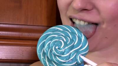 Hot MILF enjoys sucking on a lollipop - drtuber.com