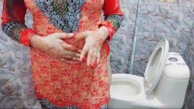 Desi Beautifull Mom Shaving Pussy And Armpits On Eid And Pissing In Bathroom - sunporno.com - Pakistan