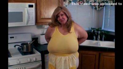 Curvy Sharon - Mommas Snacks -amateur Milf Shows Her Gigantic Butt - hclips.com