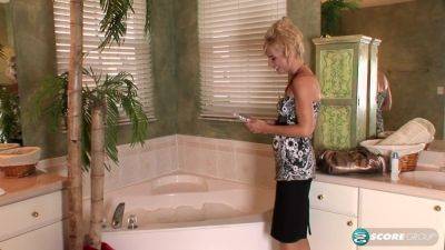 This Milf Takes A Long, Hot Bath And Toys Her Perfectly Shaved Cunt With A Vibrator. - hotmovs.com