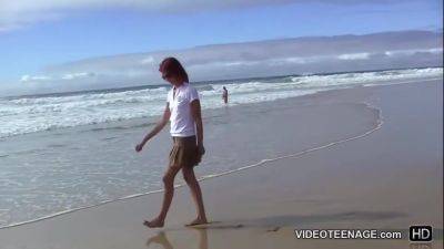 Skinny Milf Poses Naked On The Beach - upornia.com
