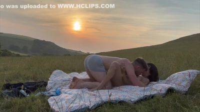 We Make Love In Public Field Until Milf Cums And Left With Creampie - hclips.com - Britain