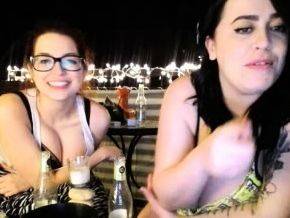 Webcam sex show featuring a brunette amateur MILF - drtuber.com