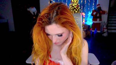 Redheaded amateur MILF with a sex toy on webcam show - drtuber.com