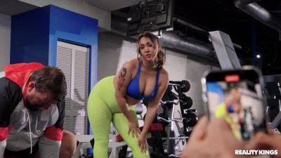 Thick MILF gets laid by the gym and tries to swallow - xbabe.com
